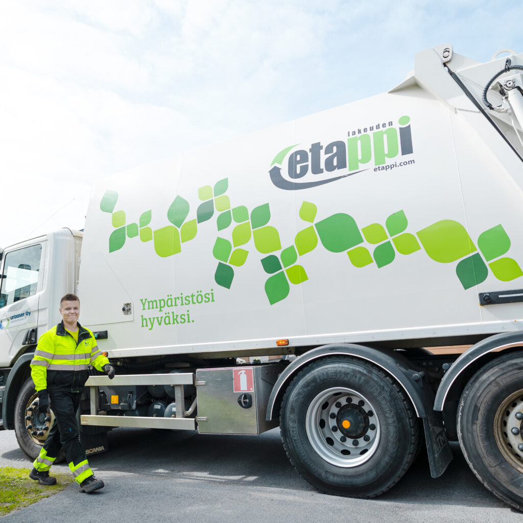 Lakeuden Etapin jäteauto ja kuljettaja.