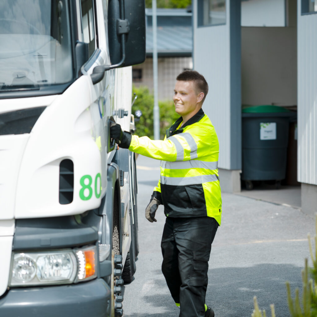 Jätekuljettaja ja jäteauto.