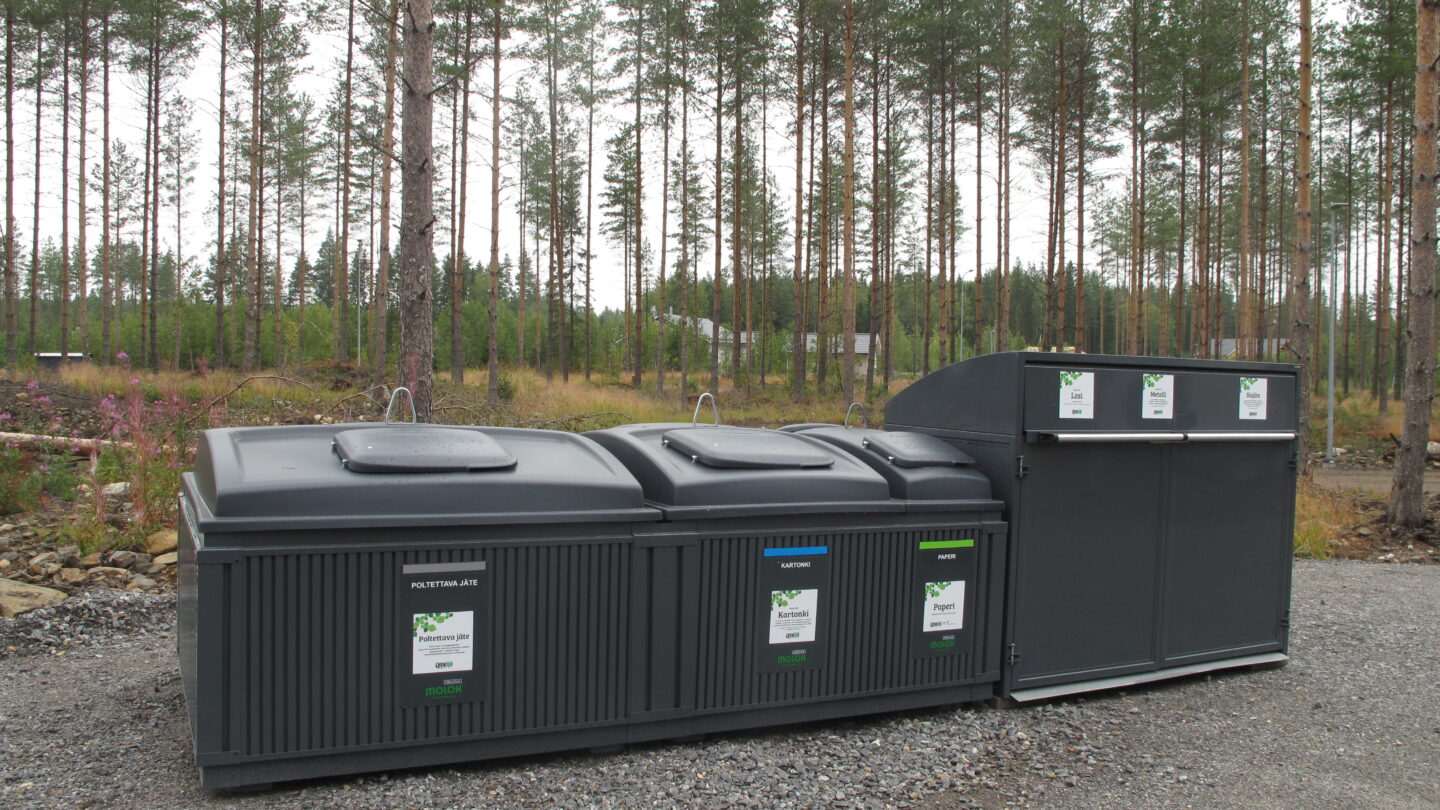 Jäteastioita rivissä korttelikeräyspisteessä.