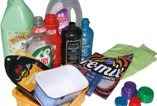 Värikkäitä muovisia jätteitä.