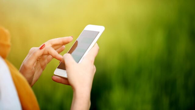 Kännykkä naisen kädessä