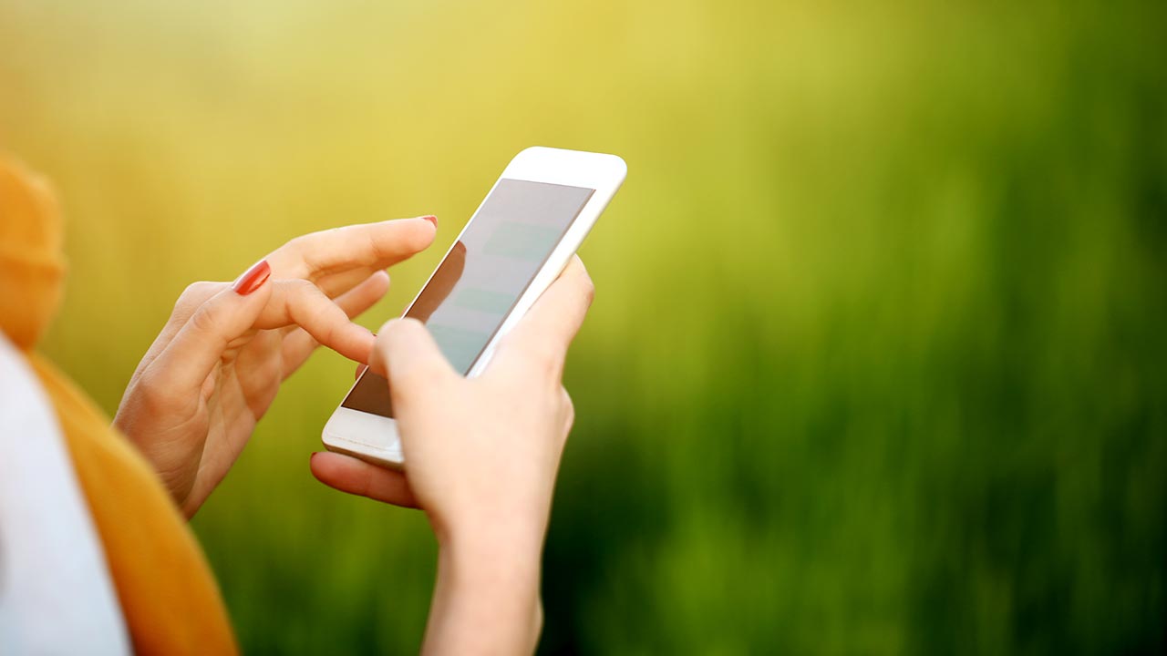 Kännykkä naisen kädessä