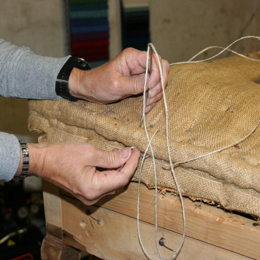 Tuolin uudelleenverhous