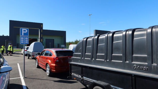 Jono autoja menossa sisään RE-pisteelle.