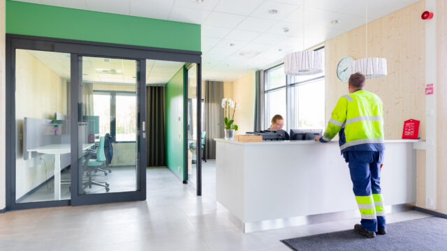 Asiakas asioimassa tiskillä