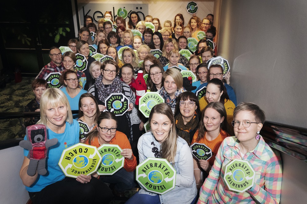 Kierrätyskoutsit yhteiskuvassa.