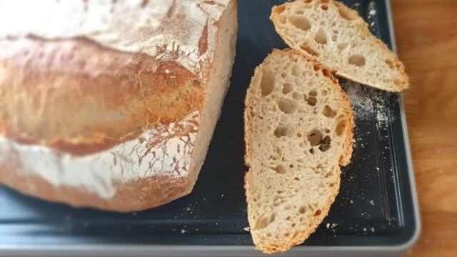Leipä pöydällä