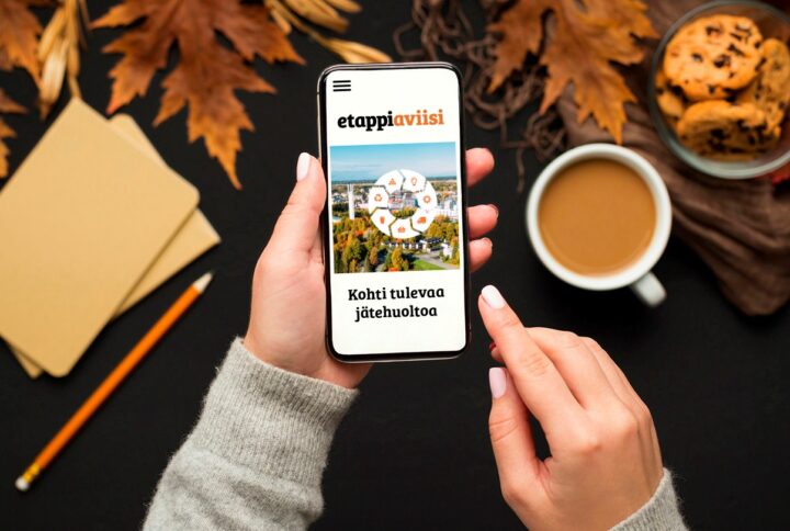 Kännykkä, jossa näkyvillä Etappi-aviisi ja syksyinen tausta