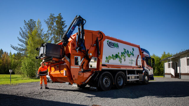 Jäteastiaa tyhjennetään jäteautoon