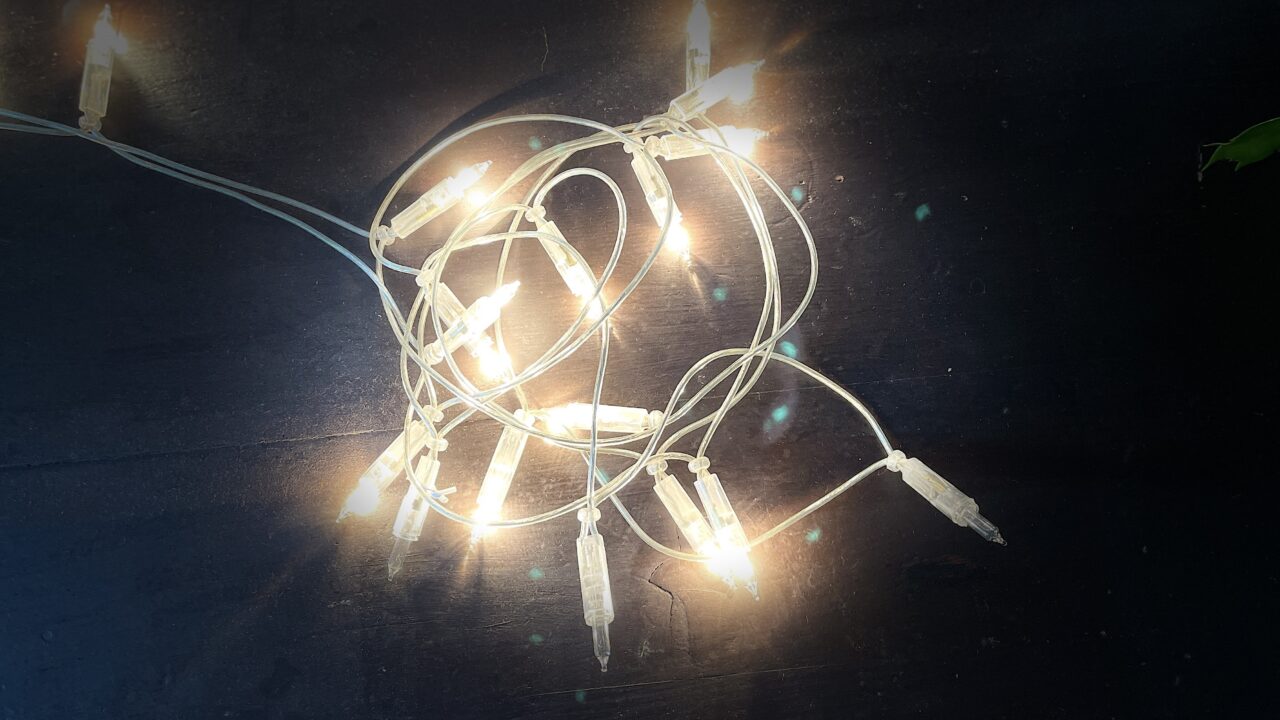 Rikkinäinen lamppu valoketjussa (9)