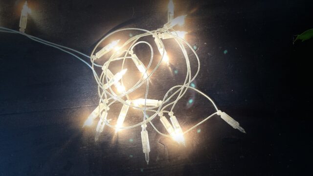 Rikkinäinen lamppu valoketjussa (9)